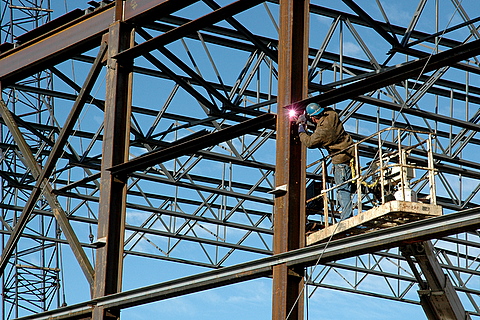 Soldeo estructura metálica en construcción