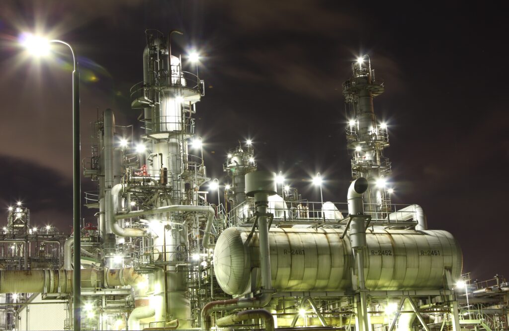 Refinería de petróleo por la noche